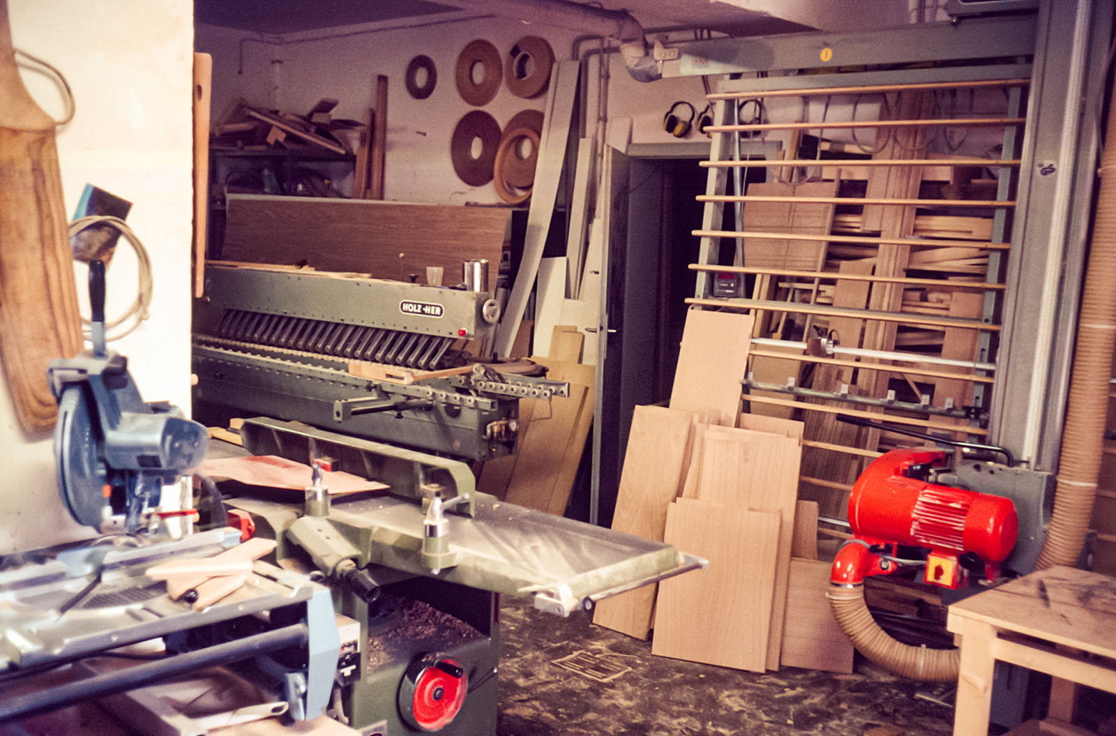 Kantenanleimmaschine für Furnier und Massivholz Kantenanleimmaschine für Furnier und Massivholz